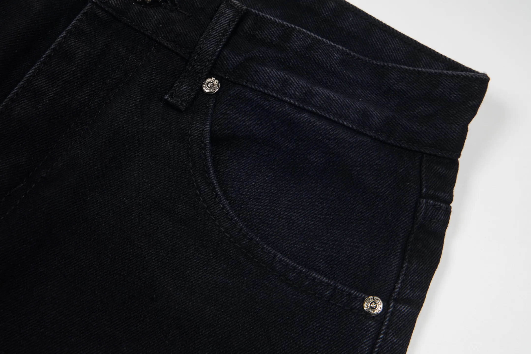 P260 Chrome Hearts Black Pants Sanskrit Black Pink Multi-Leather Jeans CH jeans need to be washed after the finished product is disassembled and then hand-stitched with sheepskin cross leather and then spliced ​​together to complete. The whole piece has too many craftsmanship to explain, patchwork cross flower embellishment, high-waisted washed jeans! ! Absolutely high-end luxury products, god-level single products and super popular products, made with top heavy industry, a must-see magic weapon. Customized hardware. The fabric is thick and soft after washing. It has good breathability. Customized small leather label. Unique design. The details are simple and elegant, and the workmanship is exquisite. The entire trousers are neatly routed and the details are in place! It’s so cool that both men and women can easily control the genderless trend! Style number: 1871# Color: black Size: 28 30 32 34